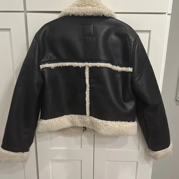 Abercrombie & Fitch Black and Cream Leather Jacket with Shearling Collar. - Picture 2 of 3